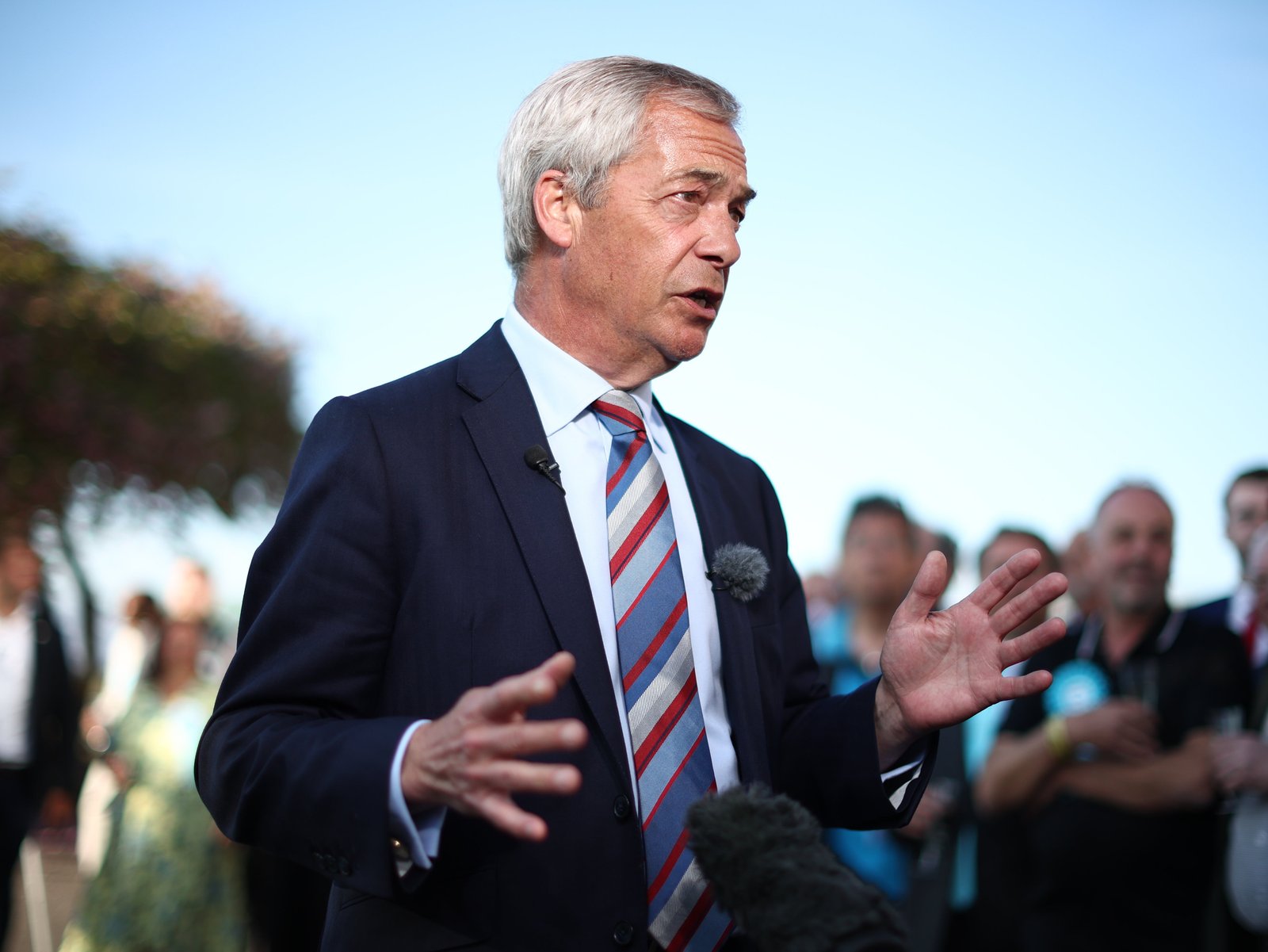 Farage âoffers easy answersâ, warns the Labour leader