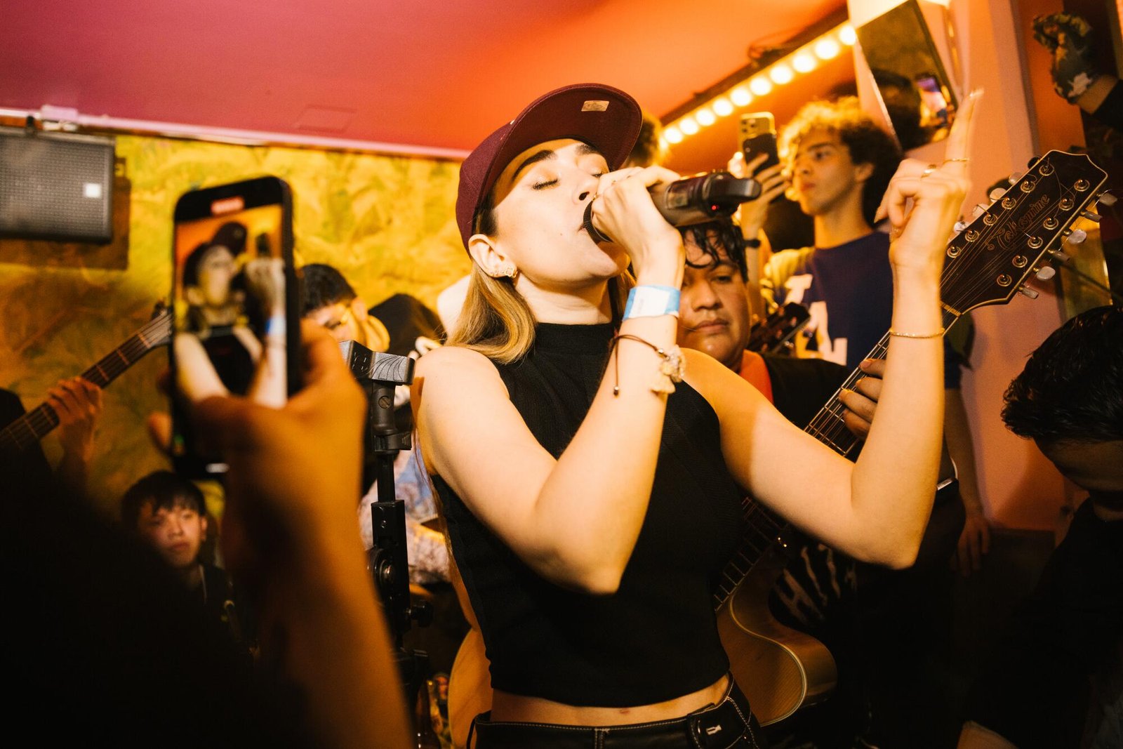 Musicians perform at Los Guitarrazos