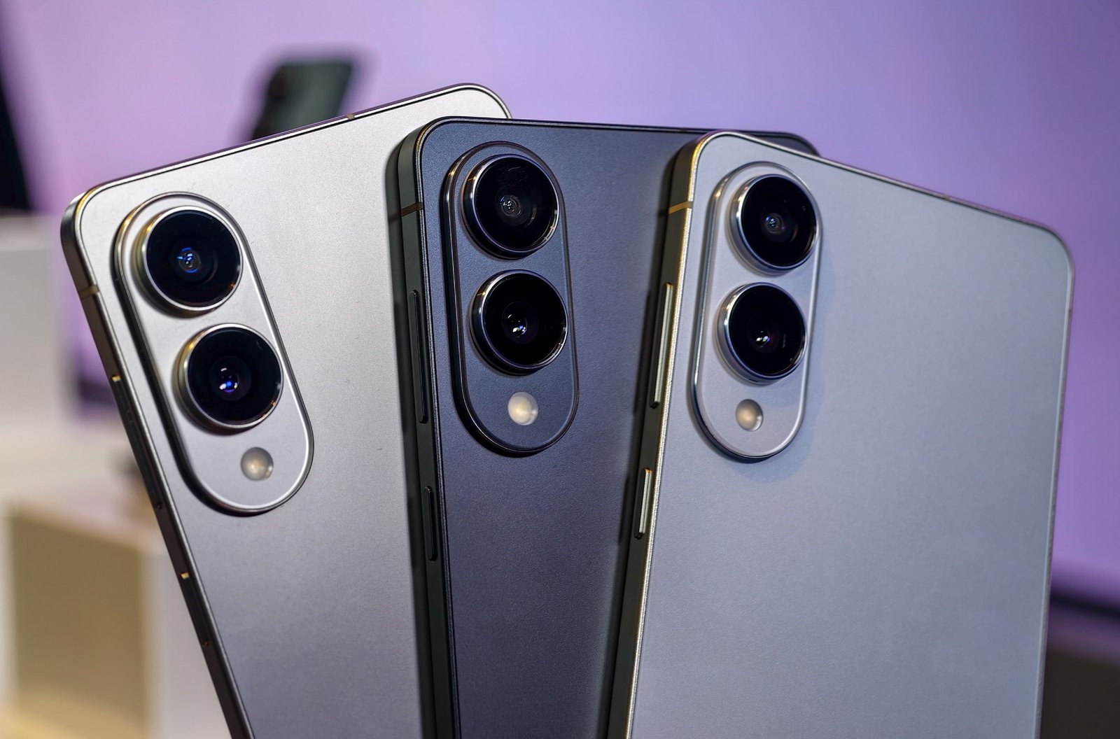 Samsung Galaxy S25 Edge in three colors.