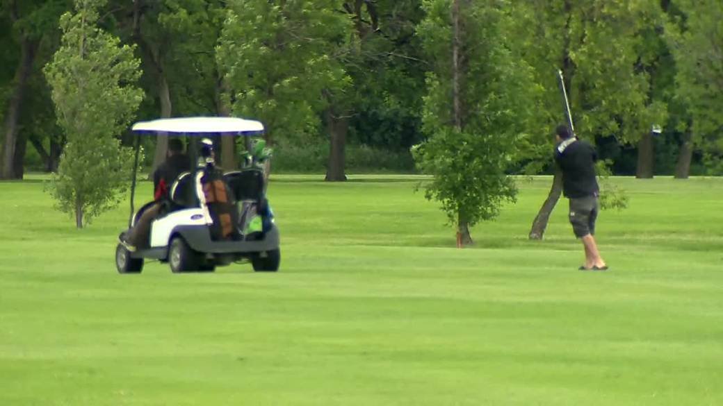 Click to play video: 'Good news for golfers: Winnipegâs city-owned courses open for season Saturday'