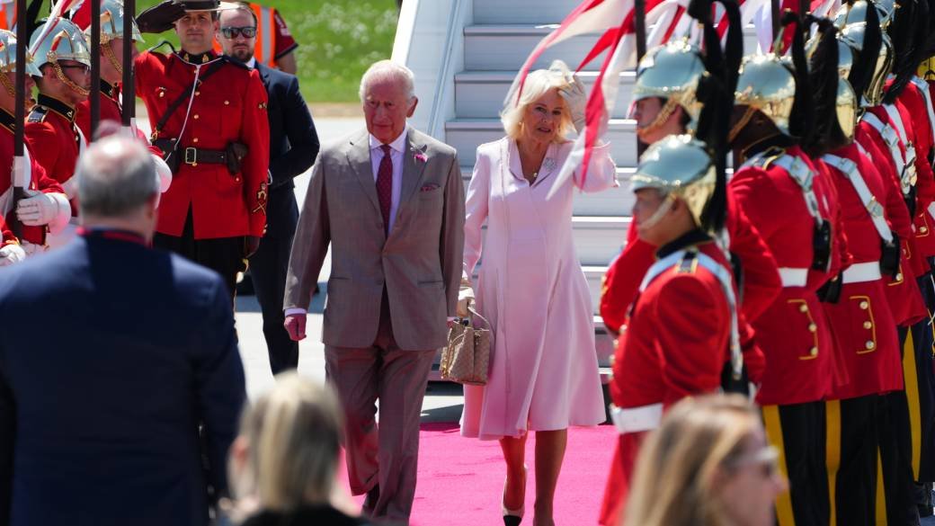 Click to play video: 'King Charles, Queen Camilla arrive in Canada to ceremonial welcome'
