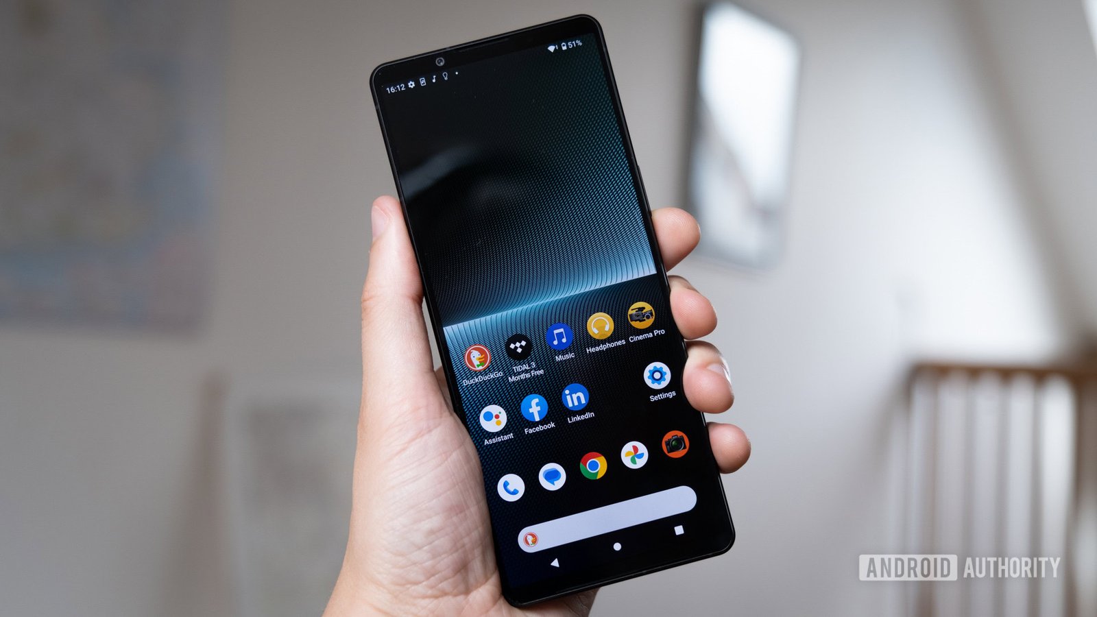 Sony Xperia 1 V homescreen in hand Sony Xperia 1 V homescreen in hand