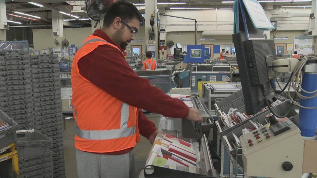 Click to play video: 'Labour expert on Canada Post union imposing overtime ban'