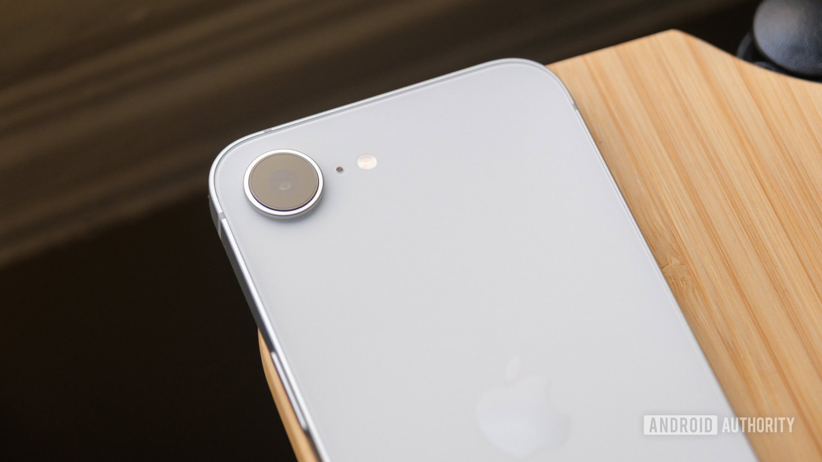 iphone 16e rear camera close iphone 16e rear camera close