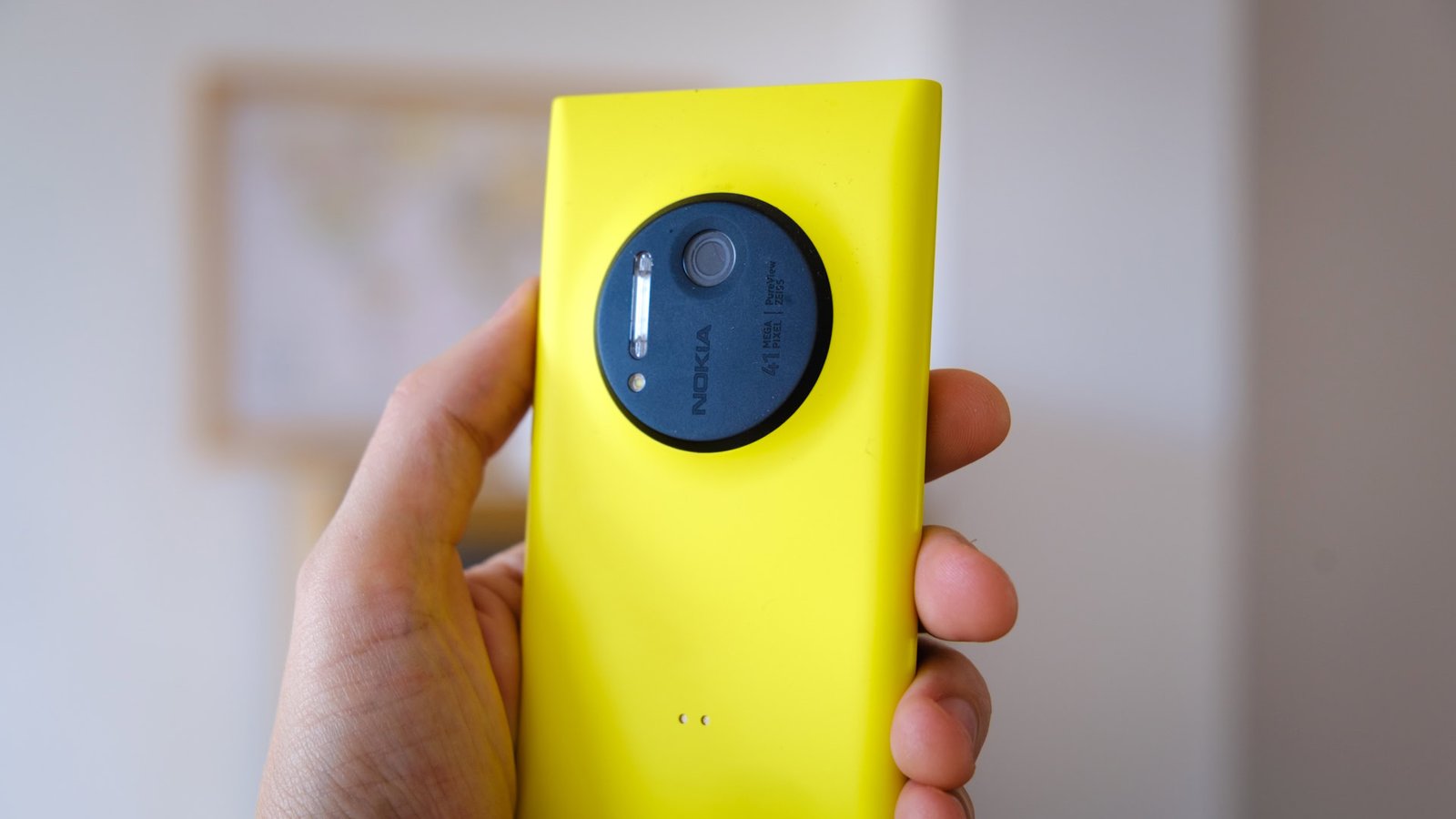 Nokia Lumia 1020 back in hand Nokia Lumia 1020 back in hand