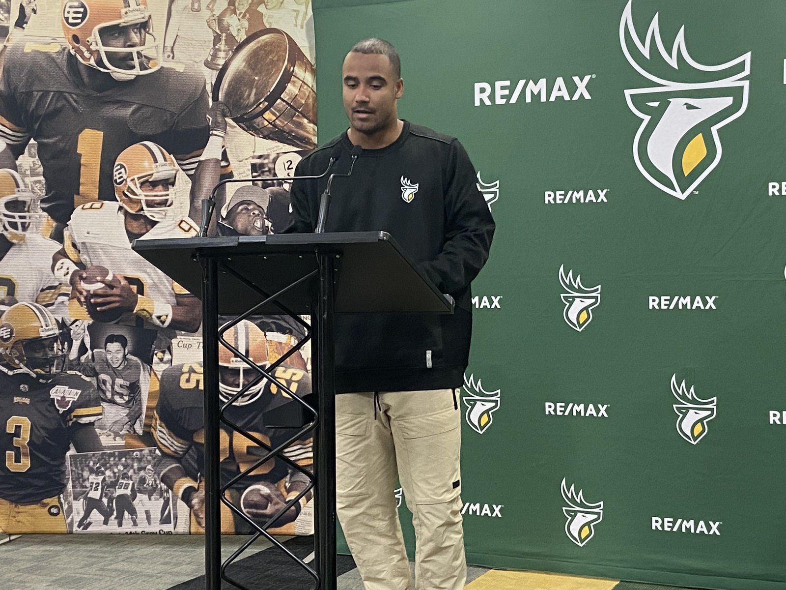 Click to play video: 'Tre Ford speaks at news conference after re-signing with the Elks'