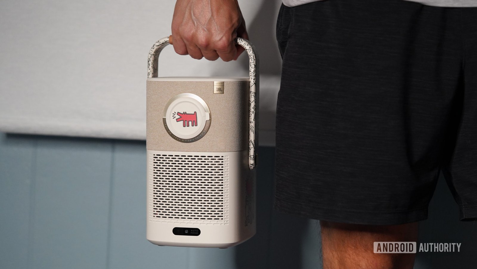 Yaber Projector T2 hand