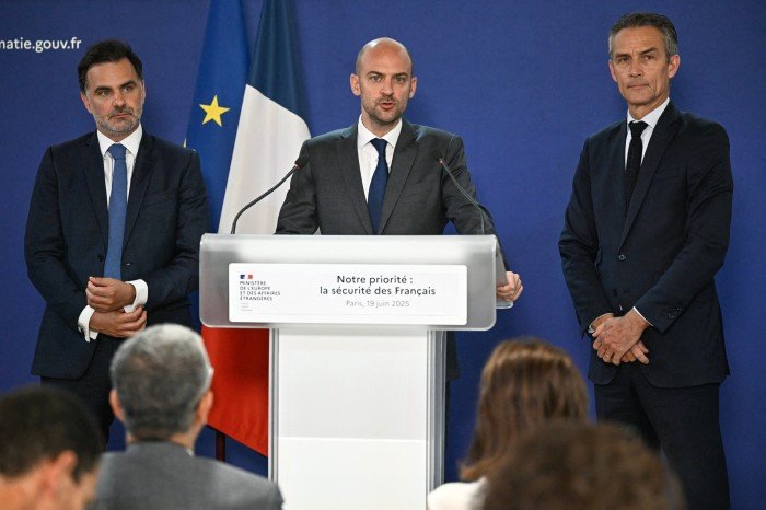 French foreign minister Jean-Noël Barrot (centre)