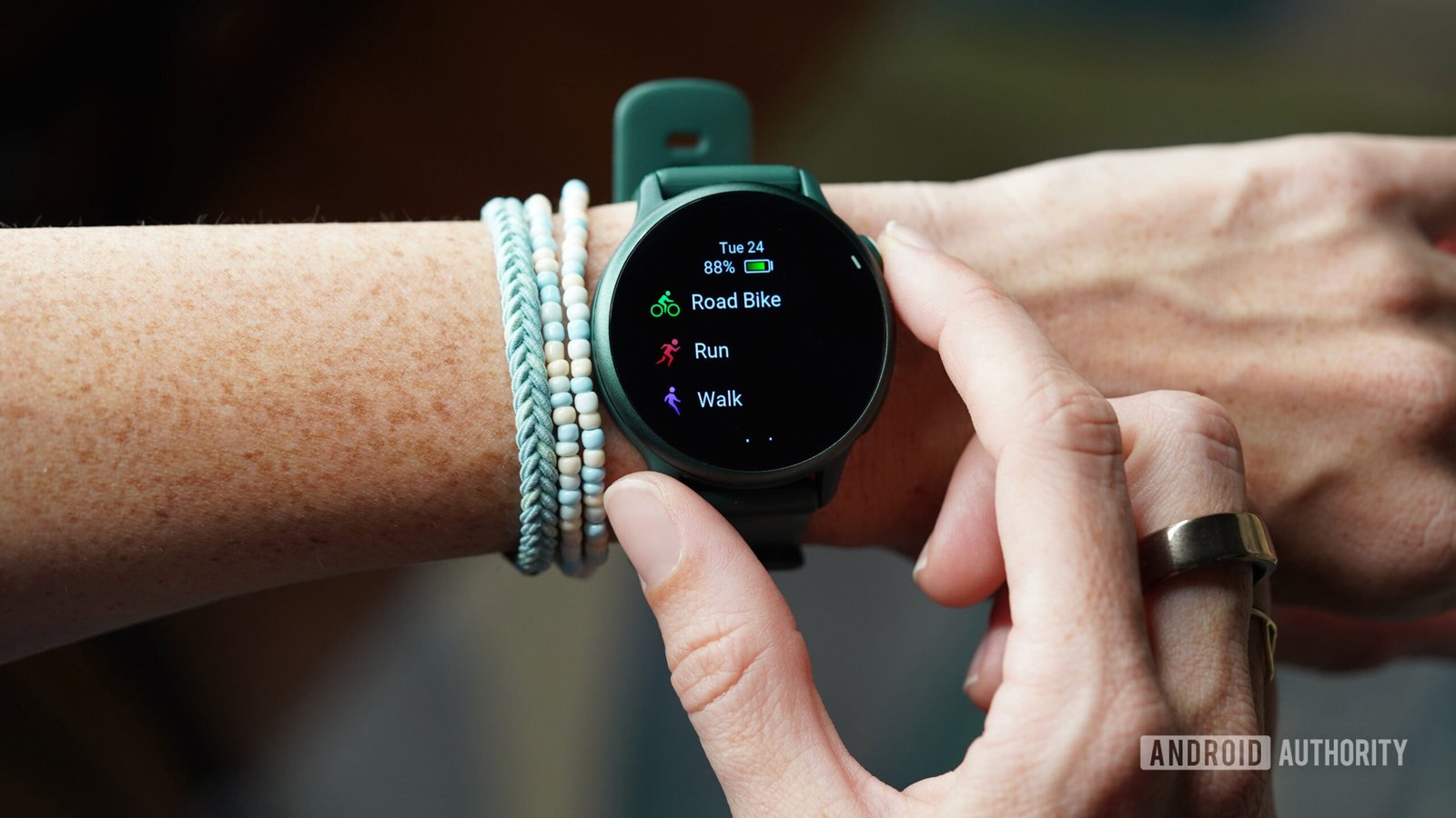 Garmin Vivoactive 6 Workouts A Garmin Vivoactive 6 user starts a new workout.