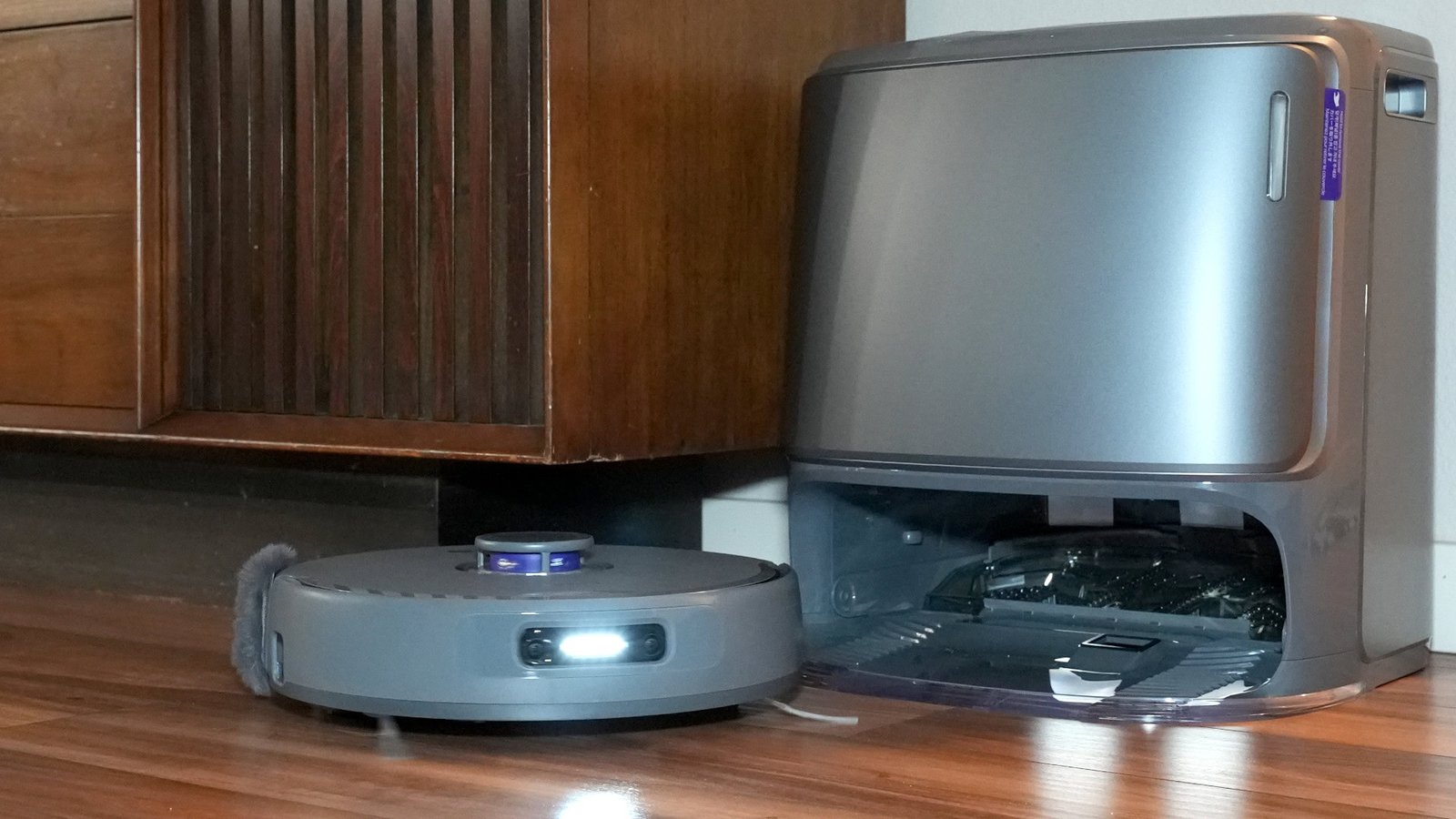 Narwal Freo Z Ultra with base Narwal Freo Z Ultra with base