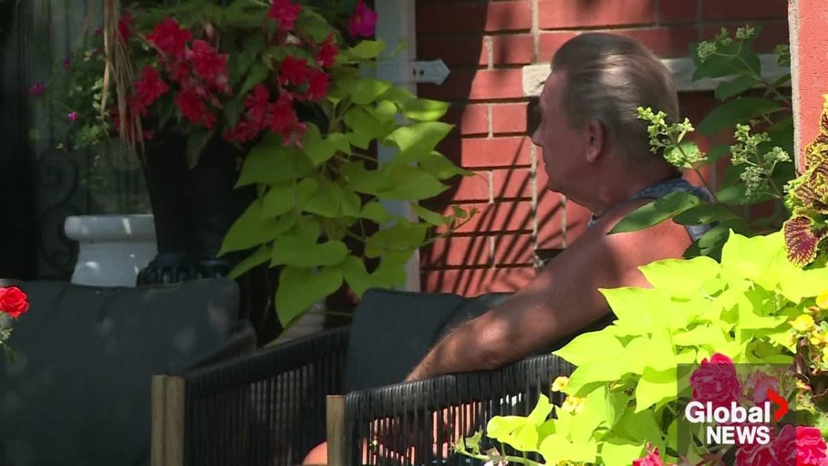 Click to play video: 'Ajax senior says he lost valuable gold jewellery in distraction-style theft'