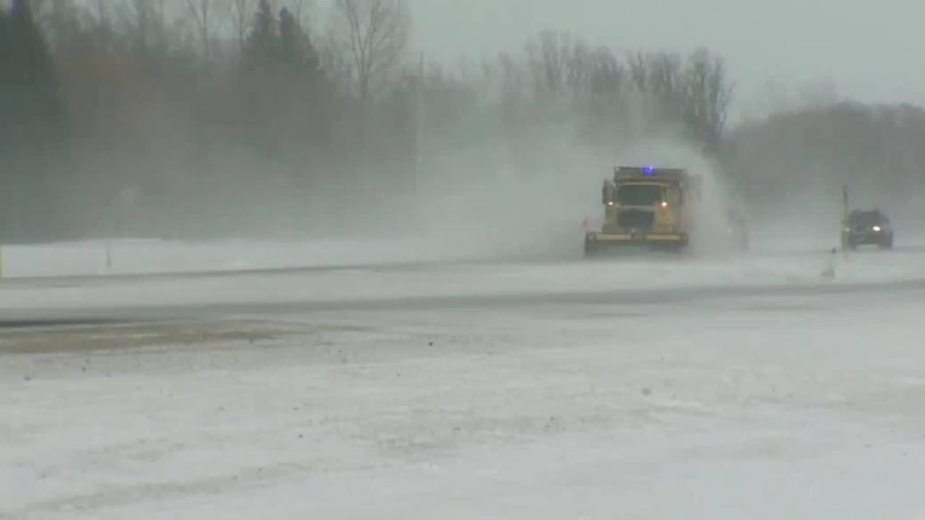 Click to play video: 'Province releases snowplow tracker for Manitoba highways'
