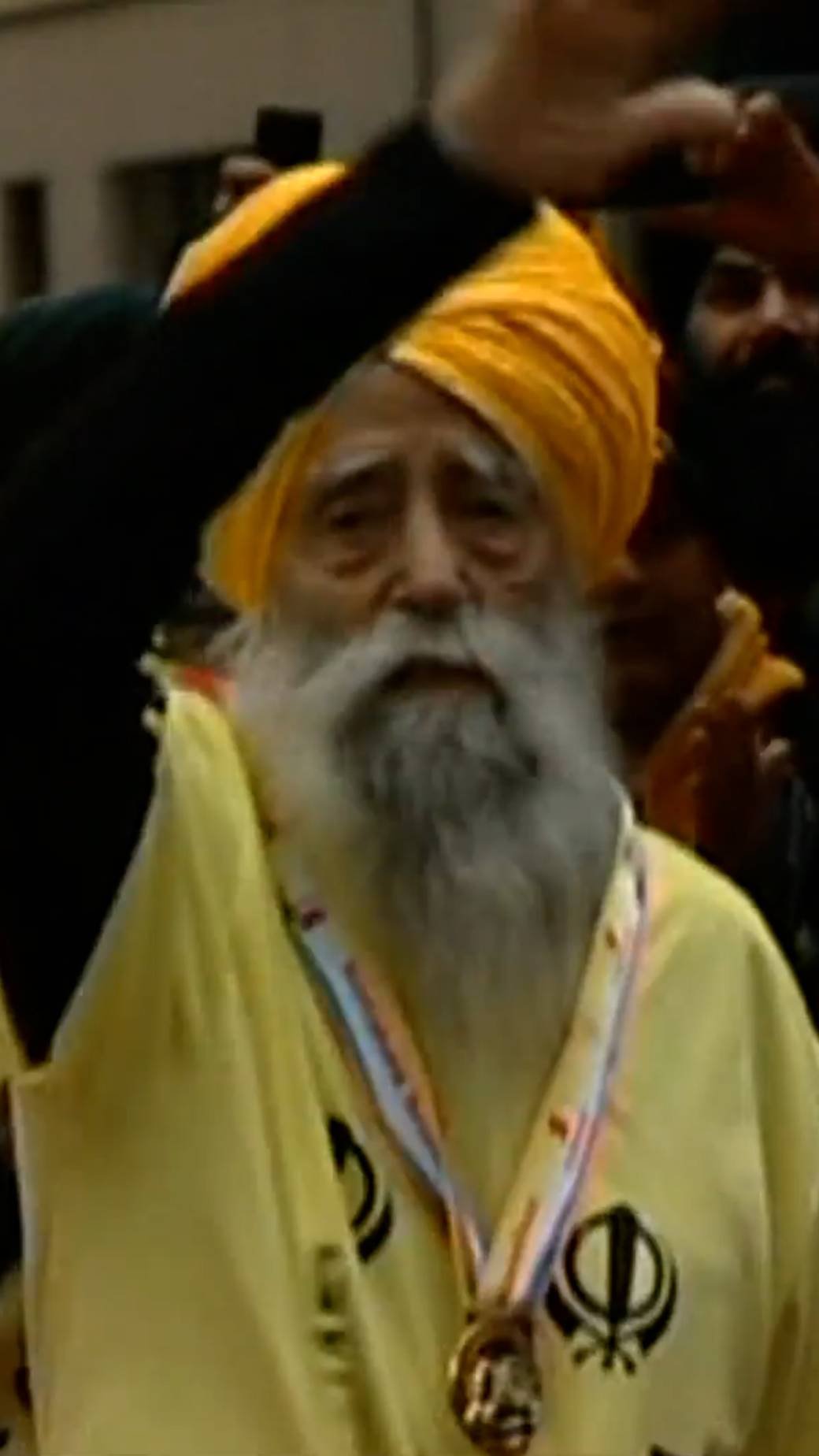 Click to play video: 'World’s oldest marathoner dies after being struck by vehicle'