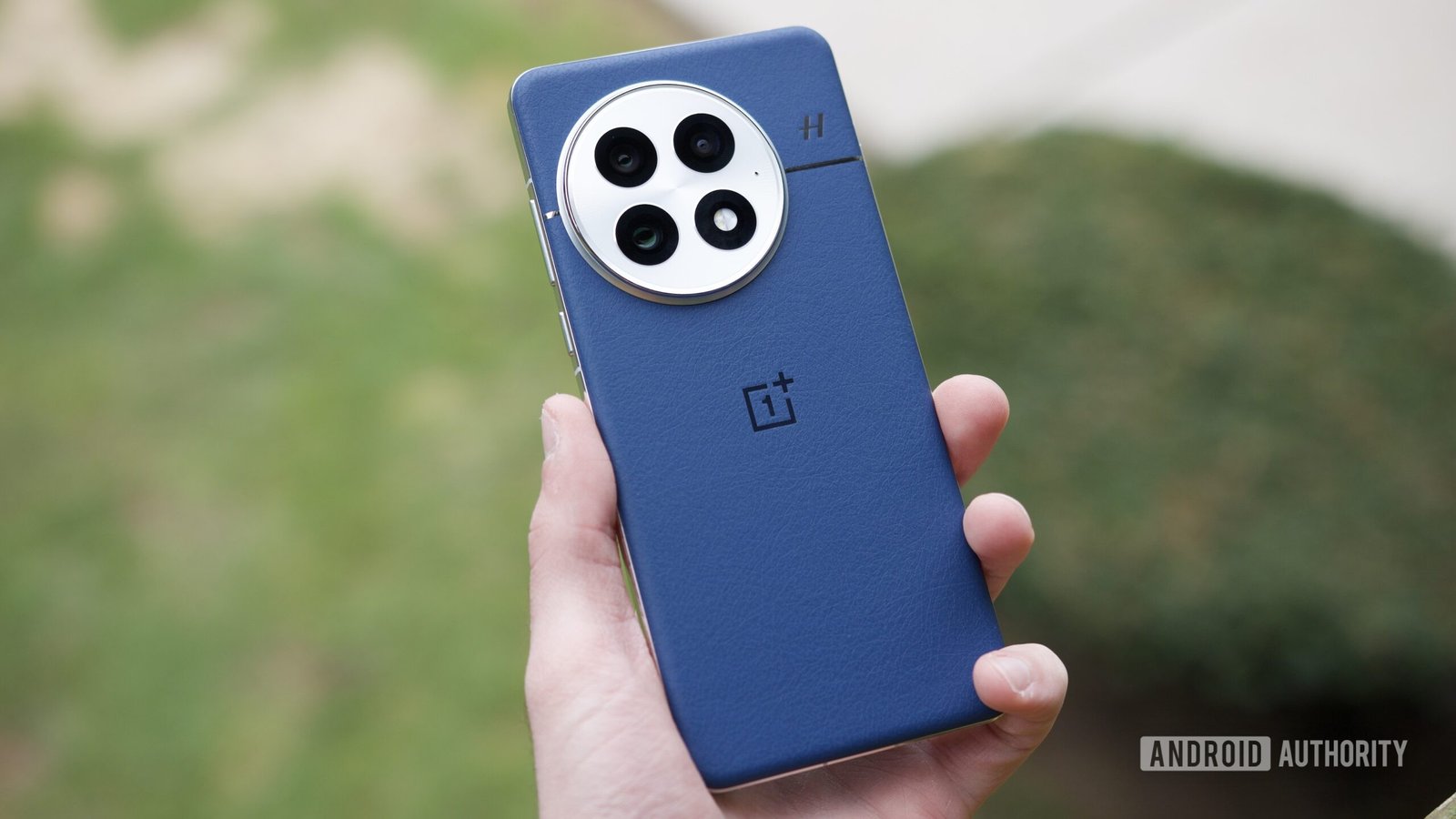 oneplus 13 blue back outside 2 Someone holding the OnePlus 13 outside.